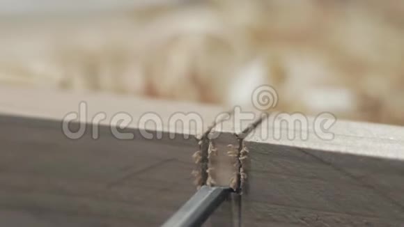 木匠用凿子切割工件的凹槽视频的预览图