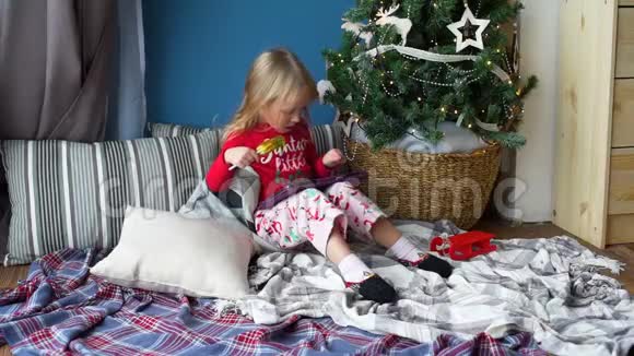 小女孩在圣诞节玩平板电脑视频的预览图