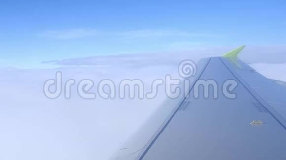一架飞机的机翼在厚厚的云层中降落天空晴朗飞机降落视频的预览图