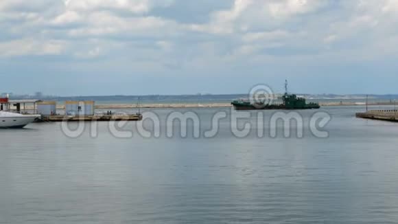 码头在海和船威奇在敖德萨海港航行海港货船海浪码头大海视频的预览图