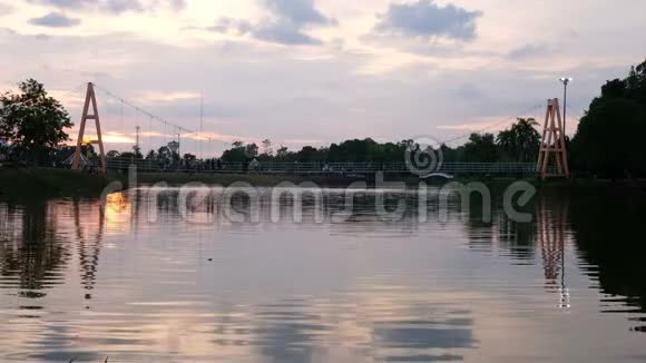 湖景背景带吊桥视频的预览图