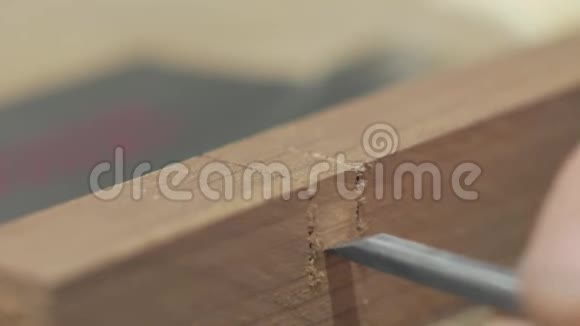 木匠用凿子切割工件的凹槽视频的预览图