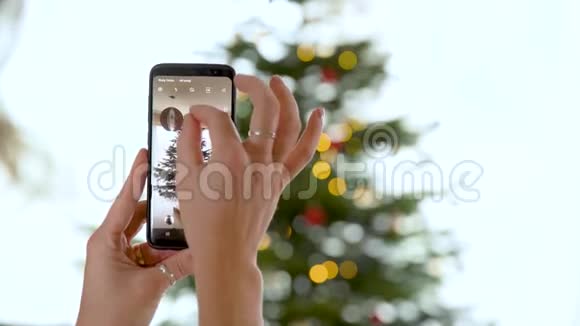 用智能手机拍摄圣诞树装饰不同颜色视频的预览图