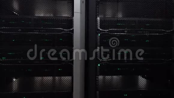 深色现代工作数据服务器闪烁LED绿灯视频的预览图