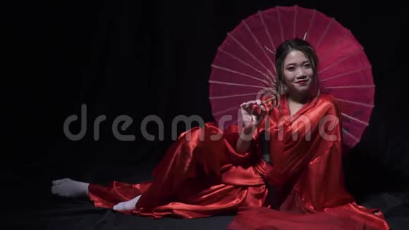 亚洲年轻女士带着礼貌的微笑旋转纸伞动作缓慢视频的预览图