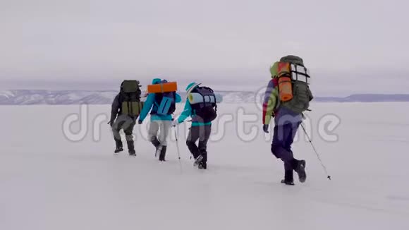 四个年轻人去雪域沙漠徒步旅行视频的预览图