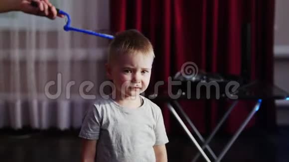 男动画师在小男孩的头上放了一肥皂泡气泡溶解了视频的预览图