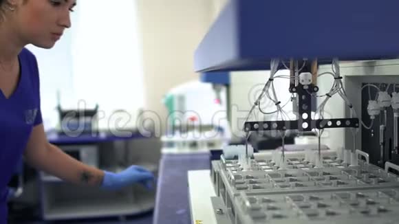 肖像年轻妇女穿蓝色制服和橡胶手套控制药物制造在实验室开展活动视频的预览图