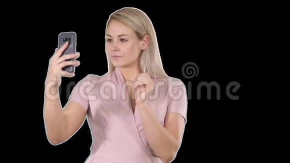 快乐女人用手机自拍照片阿尔法频道视频的预览图
