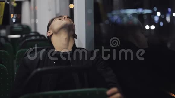 年轻人睡在夜间电车里累职工学生下班后睡觉辛苦一天生病疲劳劳累慢慢视频的预览图