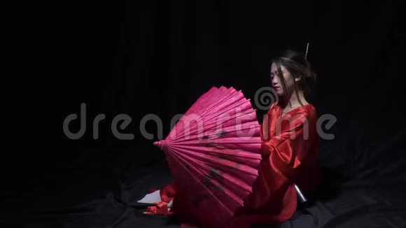 穿着和服的可爱女孩微笑着打开雨伞视频的预览图
