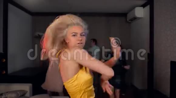美丽迷人的金发女郎穿着黄色鲜艳的裙子跳舞视频的预览图
