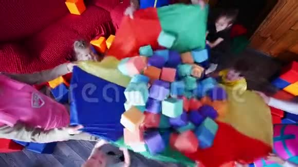 带着孩子们的动画师把柔软的立方体扔掉孩子们聚会视频的预览图