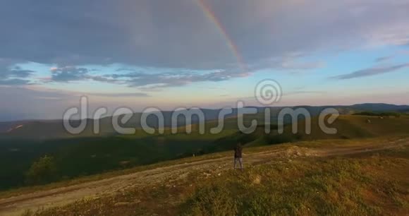 无边无际的天空中有彩虹的低青山美景视频的预览图