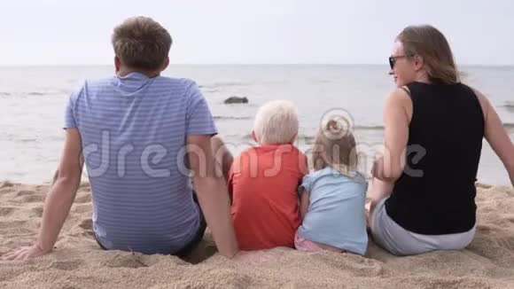 可爱的带着孩子的家庭看着大海视频的预览图