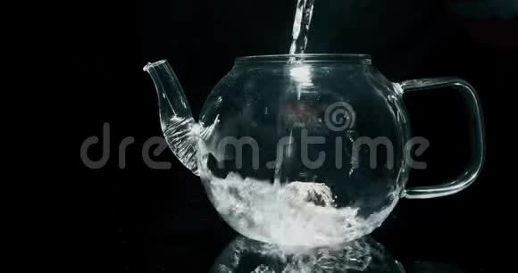 在玻璃茶壶里泡着盛开的茶饮用热水视频的预览图