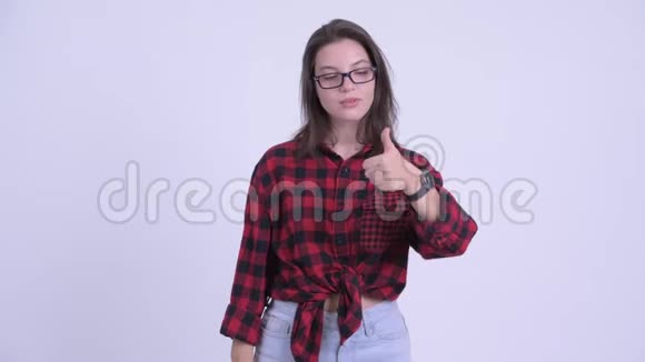 年轻糊涂的时髦女人在竖起大拇指和向下大拇指之间做出选择视频的预览图
