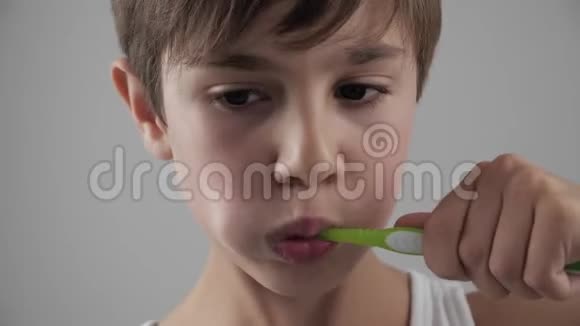 11岁的男孩刷牙牙疼得厉害牙齿问题蛀牙牙科问题视频的预览图
