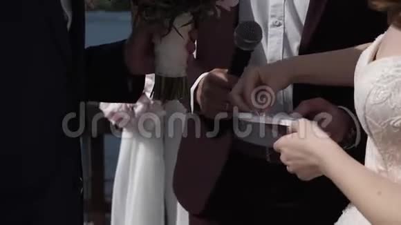 新娘在婚礼上给新郎戴上结婚戒指视频的预览图
