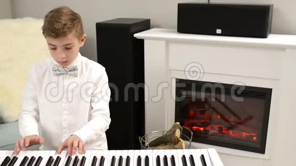 青少年弹钢琴字幕视频的预览图