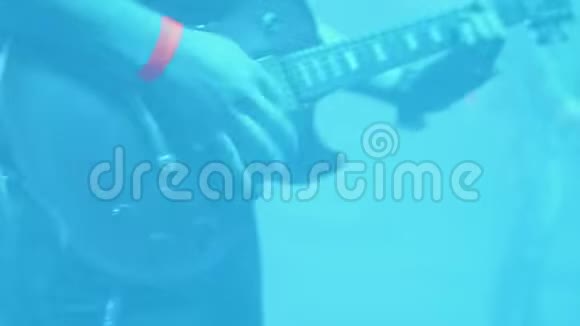 吉他演奏者在舞台上的摇滚音乐会上娱乐观众视频的预览图