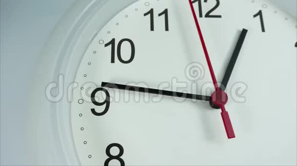 十二点时钟白色时钟在白色背景时间间隔20分钟移动速度快视频的预览图
