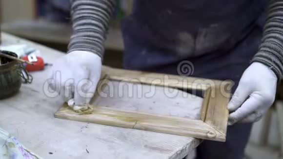 男性手在木艺工作室抛光清洁木架视频的预览图