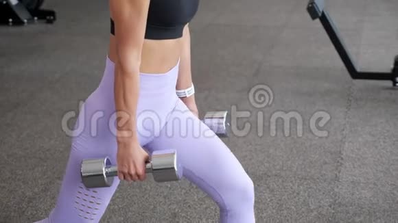 女人在健身房里用哑铃做腿上的冲刺视频的预览图