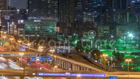 迪拜高尔夫球场背景是空中夜晚时间具有城市景观的Gereens和Tecom地区视频的预览图