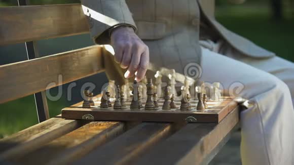 老人独自在公园里休息和下棋领取退休金关门视频的预览图