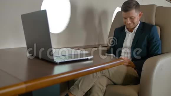 企业家在飞机上坐着舒适的扶手椅聊天视频的预览图