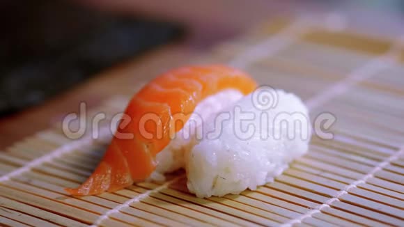 准备黑吉里寿司新鲜三文鱼米饭视频的预览图