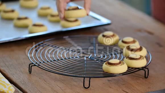 新鲜自制的蘑菇饼干圆圆的甜短面包视频的预览图