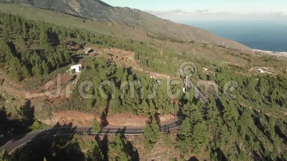 空中射击飞越一条新的沥青蜿蜒的山路沿着这条路正沿着这条路行驶新道路视频的预览图