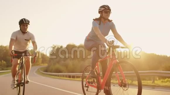 stadicam拍摄了两个健康的mem和女人在日落时用自行车快速兜售视频的预览图