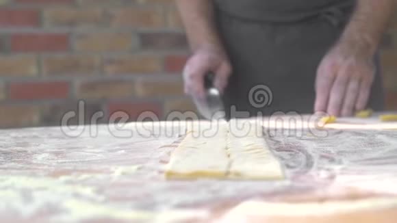 厨师在大师班做新鲜意大利面传统配方自制意大利面食工艺烹饪视频的预览图