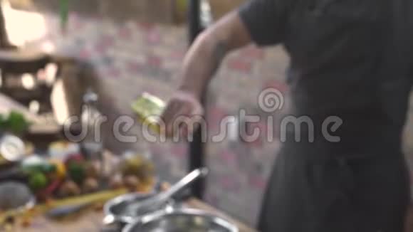 厨师从瓶子里倒橄榄油然后在砖块背景下做沙拉男性手拿橄榄油视频的预览图