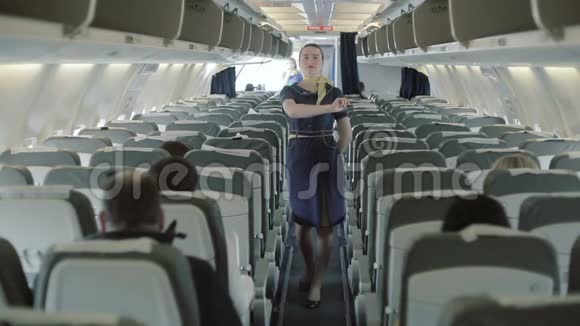 空姐解释了飞机失事时的安全规则视频的预览图