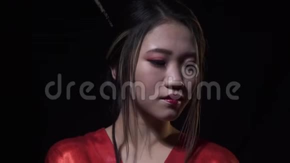 日本女人从红扇后面偷看视频的预览图