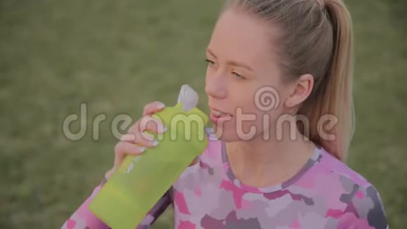 这个女孩在体育场训练后喝水视频的预览图