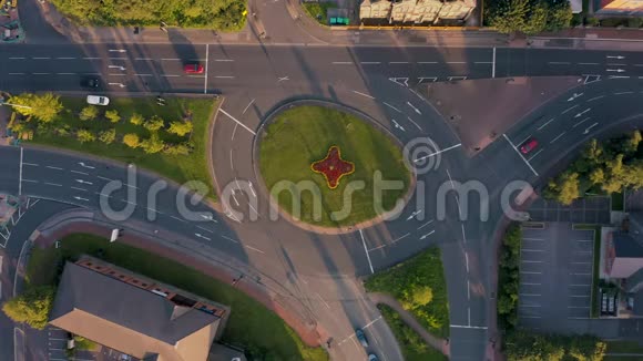 英国南约克郡谢菲尔德一个环形交叉路口周围交通日落时的空中镜头视频的预览图