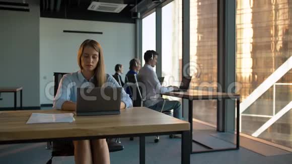 老板女商人在企业办公室拥有呼叫中心代理的肖像视频的预览图