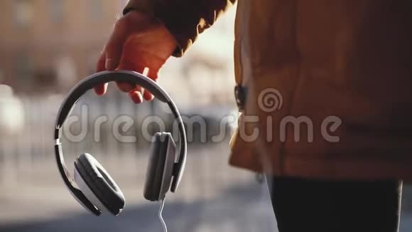 耳机像摆在男性手中一样摆动视频的预览图
