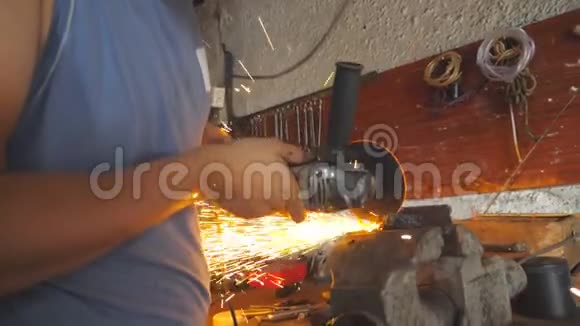专业修理工或技工用圆锯在车库锯金属的手臂成年焊工男性手视频的预览图