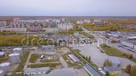 一个俄罗斯城市工业区机库工厂和工业设备的鸟瞰图剪辑建筑和视频的预览图