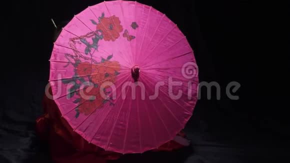 可爱的日本女人躲在雨伞后面然后把它放在肩上微笑视频的预览图
