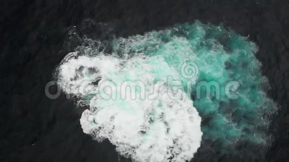 空中射击海洋水域的火山石礁波浪拍打着他形成白色的泡沫GarachicoTenerife视频的预览图