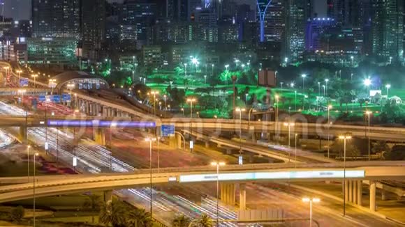 迪拜高尔夫球场背景是空中夜晚时间具有城市景观的Gereens和Tecom地区视频的预览图