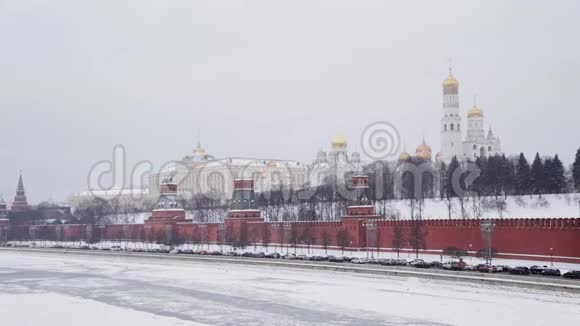俄罗斯莫斯科2018年12月在冬季汽车从桥上缓慢移动克里姆林宫的墙视频的预览图