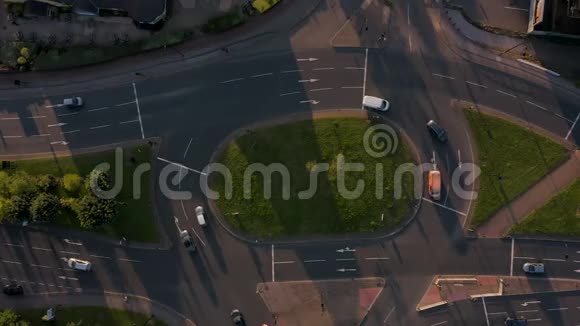 英国南约克郡谢菲尔德一个环形交叉路口周围交通日落时的空中镜头视频的预览图